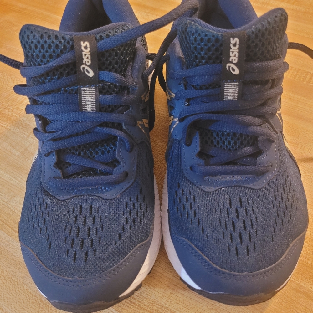 Womens Asic Amplifoam tennis shoes